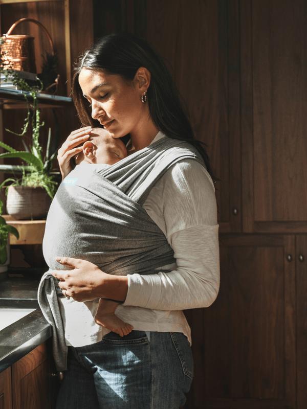 Madre portando a su beb&eacute; con estilo usando el fular Moby Classic de algod&oacute;n
